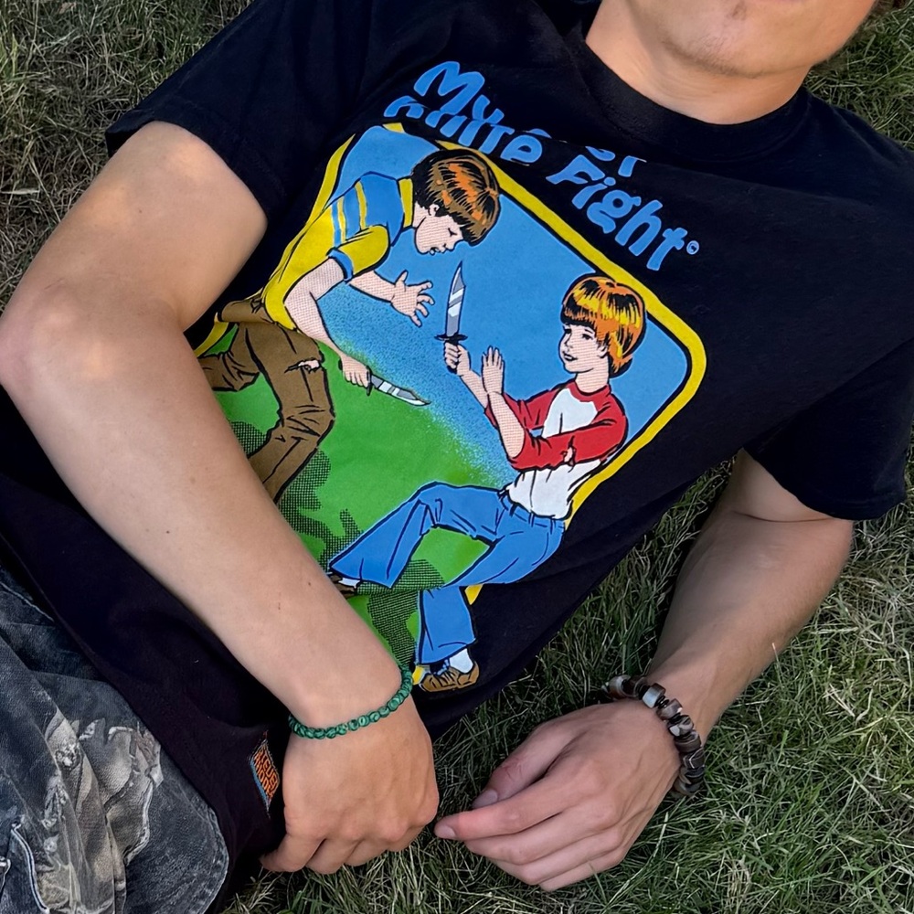 STEVEN RHODES MY FIRST KNIFE FIGHT MEN T SHIRT BOYS HOBBIES & GAMES SCOUT COMICS - Picture 2 of 16